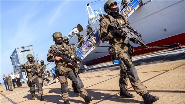 Terror an Bord: Spezialeinheiten üben in Wilhelmshaven