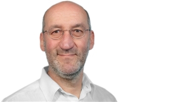 Ein Mann im weißen Hemd