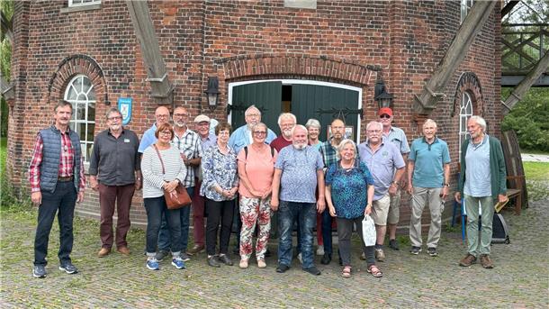 Eine Besuchergruppe steht am Eingang der Seefelder Mühle