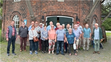 Eine Besuchergruppe steht am Eingang der Seefelder Mühle
