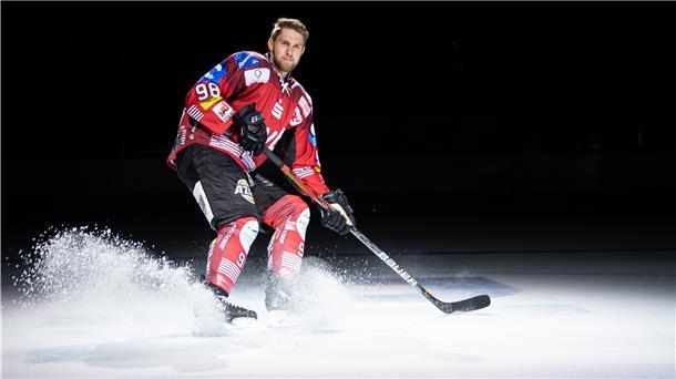 Ein Eishockeyspieler mit Schläger.