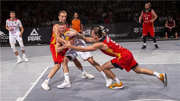 Basketballer ringen um den Ball.
