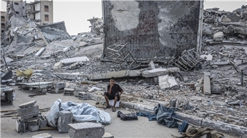 Während die diplomatischen Anstrengungen um ein Ende des Nahostkonflikts und die Freilassung der israelischen Geiseln weitergehen, werden die Ortschaften im Gazastreifen bei israelischen Angriffen immer mehr zerstört.