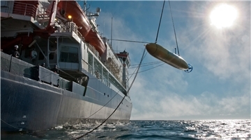 Ein U-Boot wird ins Wasser gelassen.