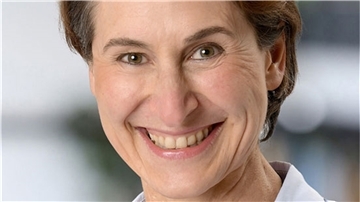 Eine Frau lächelt in die Kamera
