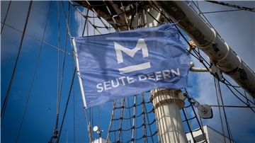 Eine Fahne mit der Aufschrift "Seute Deern" weht am Mast.