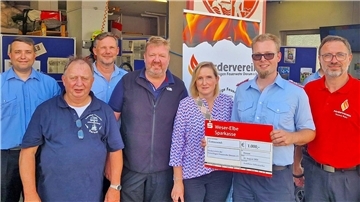Autohaus Egon Schumacher spendiert Feuerwehr 1.000 Euro
