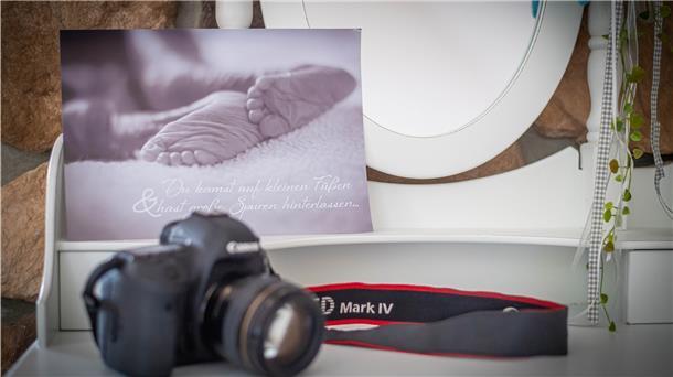 Eine Kamera liegt vor einem Foto.