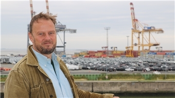 Der Seemannspastor von Bremerhaven steht auf dem Containeraussichtsturm. 
