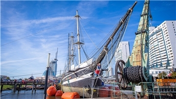 Ein Dreimaster liegt nach der Bergung im Alten Hafen von Bremerhaven.