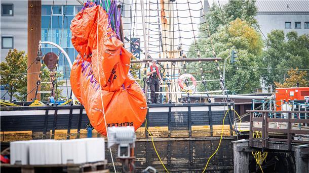 Von einem Schiff werden die Stützkissen entfernt.