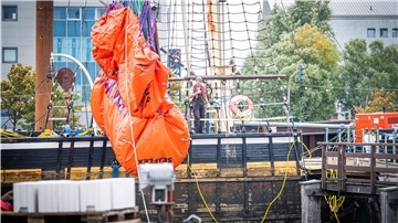 Von einem Schiff werden die Stützkissen entfernt.