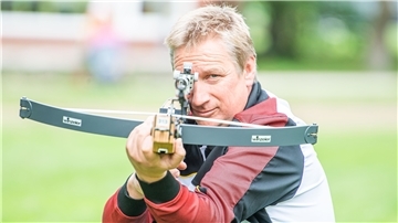 Er ist Weltmeister mit der Armbrust