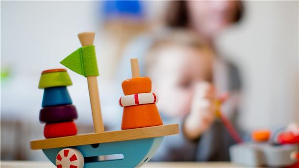 Ein Spielzeug steht auf einem Tisch