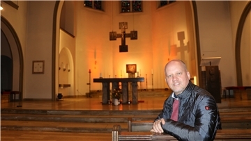 Ein Mann sitzt in einer Kirche