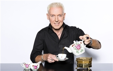 Ein Mann schenkt sich eine Tasse Tee ein
