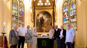 Restaurierten Altar samt Altarbild der Gemeinde präsentiert