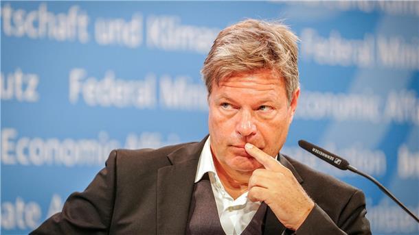 Eher sorgenvoll dürfte Bundeswirtschaftsminister Robert Habeck derzeit auf die Wirtschaftsdaten blicken. Experten prognostizieren für 2024 ein weiteres Schrumpfen der Wirtschaft.
