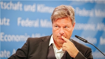 Eher sorgenvoll dürfte Bundeswirtschaftsminister Robert Habeck derzeit auf die Wirtschaftsdaten blicken. Experten prognostizieren für 2024 ein weiteres Schrumpfen der Wirtschaft.