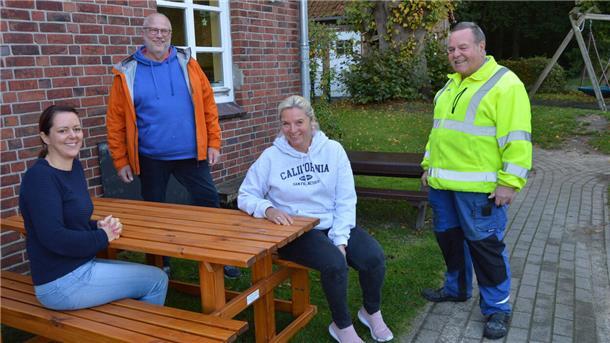  Tisch-Bänke-Kombination für Kindertagesstätten gebastelt