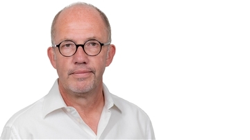 Mann mit Brille in einem weißen Hemd