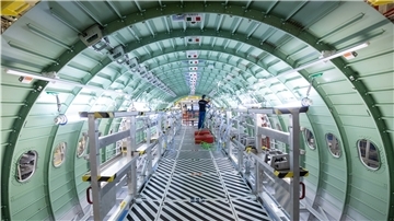  Ein Techniker arbeitet in einem Rumpfsegment in der neuen Strukturmontage der Airbus A320 Familie in Hangar 245 im Airbus Werk in Finkenwerder