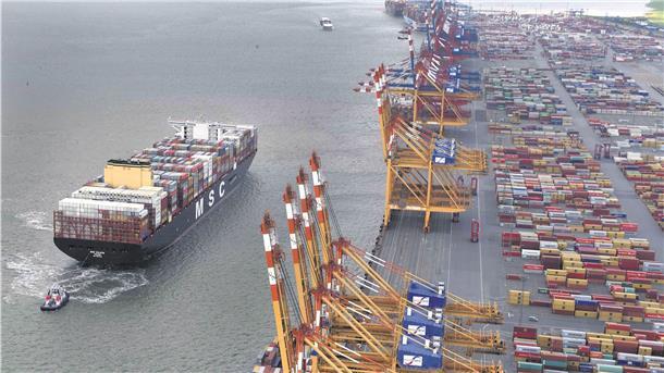 Größtes Containerschiff der Welt fährt Bremerhaven an