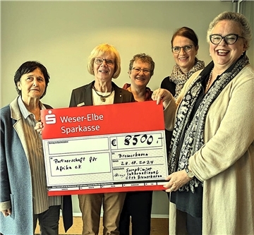 Frauen des Soroptimistenclubs Bremerhaven mit Spendenscheck