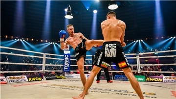 Zwei Thaiboxer im Ring 