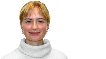 Porträt einer blonden Frau in einem weißen Rollkragenpullover.