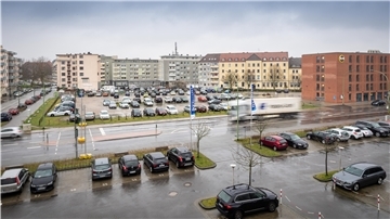 Ein Parkplatz mit vielen parkenden Autos.
