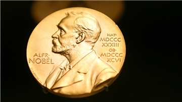 Eine Goldmünze mit dem Porträt von Alfred Nobel.