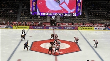 Eishockeyspieler der Fischtown Pinguins Bremerhaven freuen sich nach einem Tor und jubeln.
