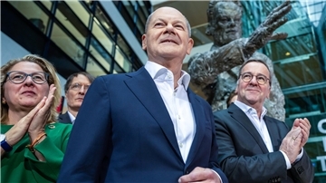Kommentar: Und sie schreiten wieder Seit‘ an Seit‘ – vorerst 