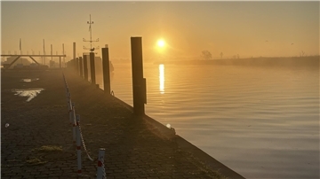 Großensieler Hafen im Morgennebel
