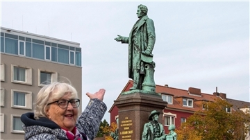 Der schützende Arm des Bürgermeisters