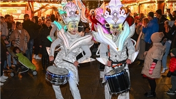 Nikolausumzug mit Samba auf Bremerhavener Weihnachtsmarkt