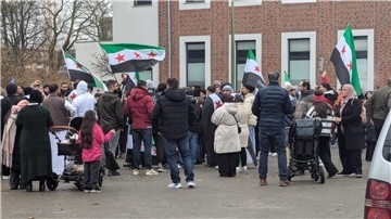 Fahnen, Autokorso, Sprechchöre: Syrer in Bremerhaven strömen in Leher Stadtpark