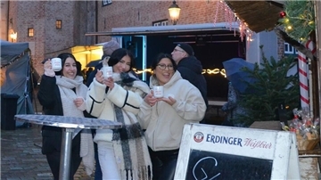Glühwein schmeckt in Bederkesa auch bei Schmuddelwetter