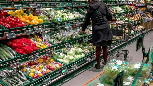 Obst und Gemüse im Regal eines Supermarktes.