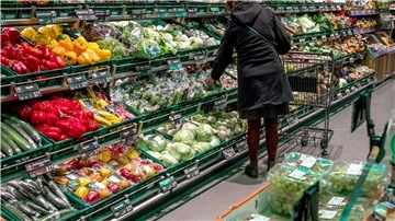 Obst und Gemüse im Regal eines Supermarktes.
