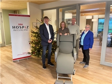 Spenden je einen Pflegerollstuhl an das DRK-Hospiz im Cuxland: Kerstin und Eibe von Holten (Mitte) und der Förderverein Hospiz Geestland, vertreten durch Ellen Frank im Beisein von Jens Patermann (Fachleitung Hospiz).