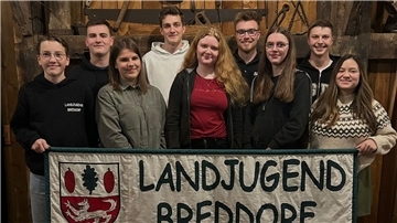 Mitglieder der Landjugend Breddorf stellen sich zu einem Gruppenbild auf.