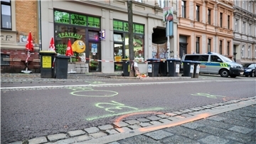 Eine Straße mit einem abgesperrten Tatort.