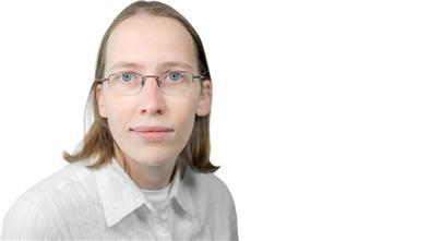 Eine Frau mit blonden Haaren.