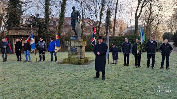 Versammlung am Friesendenkmal in Hartwarden