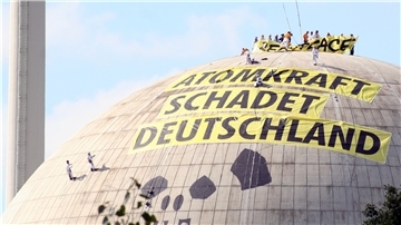 Protest-Plakate auf einem Atomkraftwerk.