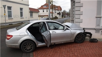 Ein Auto ist in Nordenham gegen eine Hauswand gekracht.