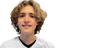 Junger Mann mit Locken und weißem T-Shirt.