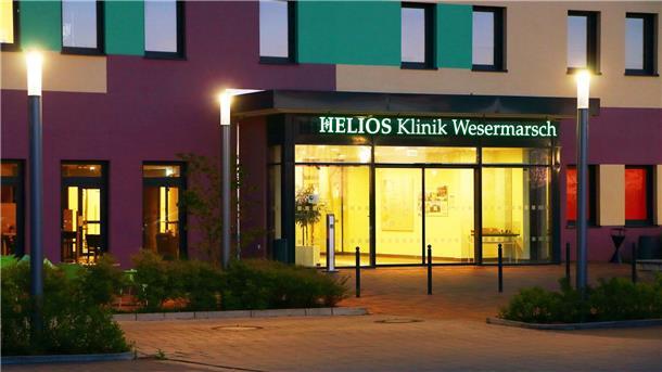 Eingang zur Helios-Klinik in Nordenham in der Dunkelheit.